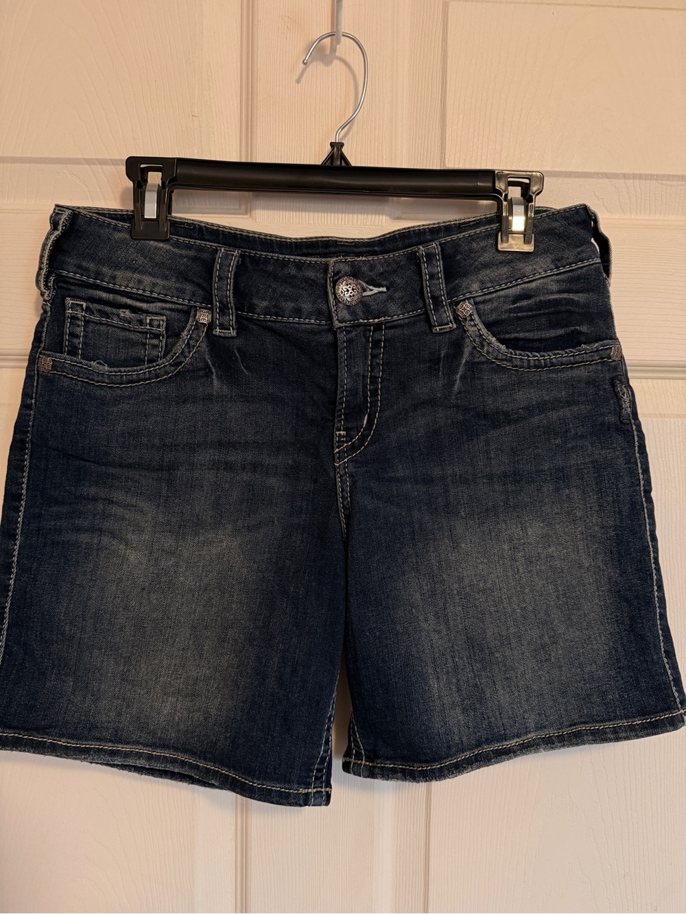 Women's Silver Suki Dark Blue Denim Shorts. W30/L4½. Rise 9.5 inches